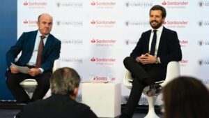 El líder del PP, Pablo Casado, junto al vicepresidente del BCE y exministro de Economía, Luis de Guindos