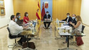 El jefe del Ejecutivo regional, Fernando López Miras, ha presidido esta mañana en el Palacio de San Esteban la reunión del Comité de Seguimiento Covid-19