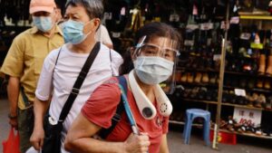 Personas con mascarilla en un mercado de Hong Kong