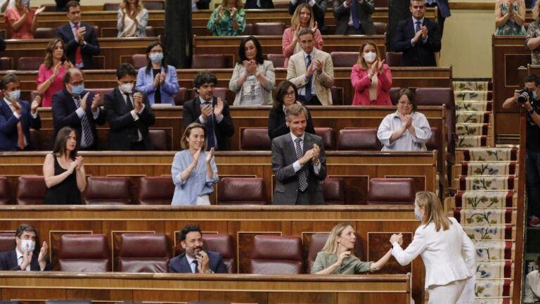 Los diputados del PP aplauden a a vicepresidenta segunda del Congreso y diputada del PP, Ana Pastor -que estrecha la mano de Cayetana Álvarez de Toledo- tras su intervención en una sesión plenaria en el Congreso de los Diputados,