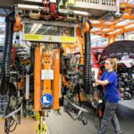 Trabajadores en la fábrica de vehículos industriales de Volkswagen en Hannover