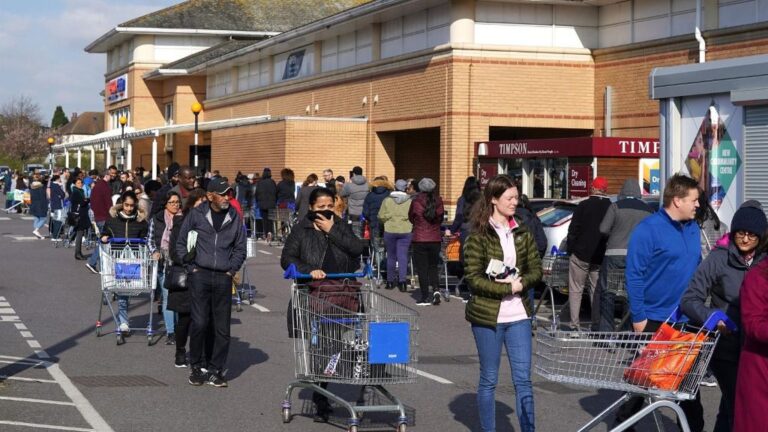 Cola junto a un supermercado en Londres