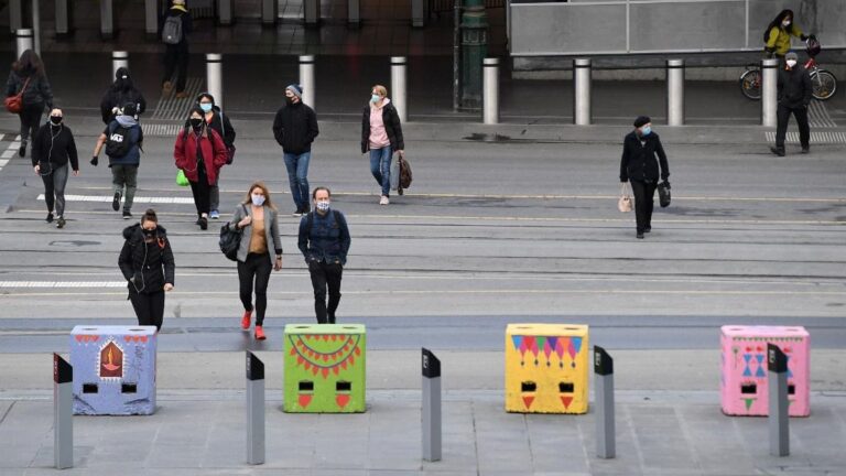 Ciudadanos con mascarilla en Melbourne (Australia)