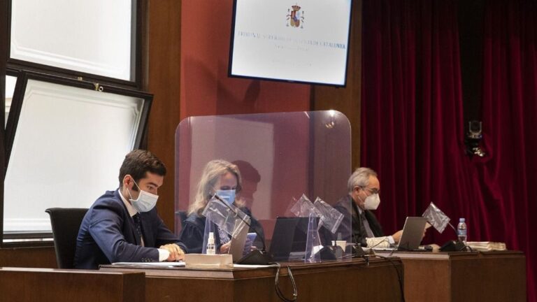 Las acusaciones en el juicio en el Tribunal Superior de Justicia de Catalunya (TSJC) contra exmiembros de la Mesa del Parlament: (D-I)Pedro Ariche (Fiscalía), Beatríz Vizcaíno (Abogacía del Estado) y Juan Cremades (Vox)