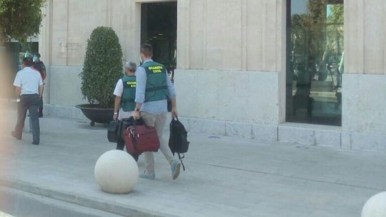 Agentes de la Guardia Civil entran con maletas a la sede de la APB de Palma durante un registro