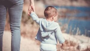 Un niño junto a su madre