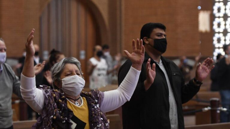 Feligreses con mascarilla en una misa en la Basílica de Nuestra Señora Aparecida de Sao Paulo