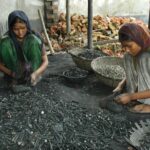 Unas niñas de 12 y 18 años trabajando con material tóxico en una calle de Bangladesh