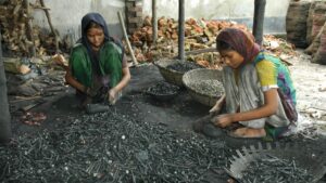 Unas niñas de 12 y 18 años trabajando con material tóxico en una calle de Bangladesh