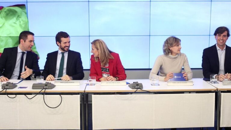 El presidente del PP, Pablo Casado, con cargos de su Ejecutiva. En Madrid (España)