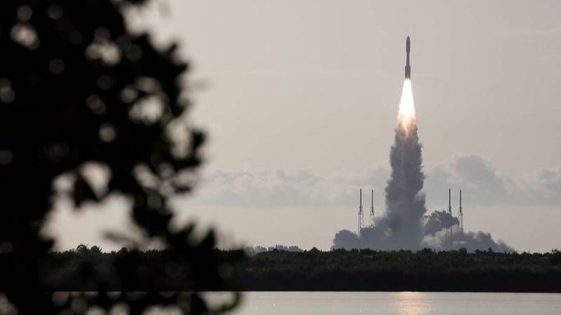 Lanzamiento del cohete Atlas V, que lleva al rover Perseverance de la NASA a Marte, desde la Base Aérea de Cabo Cañaveral en Florida (EEUU)
