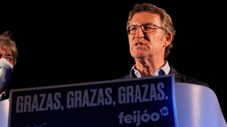 El presidente de la Xunta y candidato a la reelección por el PP, Alberto Núñez Feijóo, valora los buenos resultados obtenidos por su formación en las elecciones gallegas durante la noche electoral del 12J en Santiago de Compostela, A Coruña, Galicia