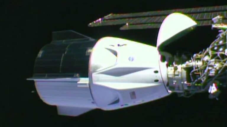 Imagen de la nave Crew Dragon Endeavour tras atracar por primera vez a la Estación Espacial