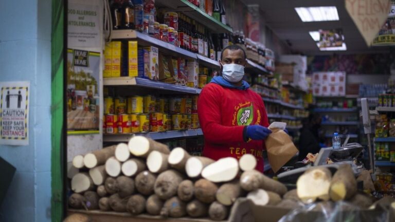 Vendedor con mascarilla en un mercado de Londres