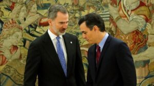 El presidente del Gobierno, Pedro Sánchez y el Rey Felipe VI, momentos después de que Sánchez prometiera su cargo como presidente, en el Palacio de La Zarzuela