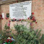 Monumento en homenaje a las Trece Rosas en el Cementerio de la Almudena (Madrid)