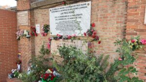 Monumento en homenaje a las Trece Rosas en el Cementerio de la Almudena (Madrid)