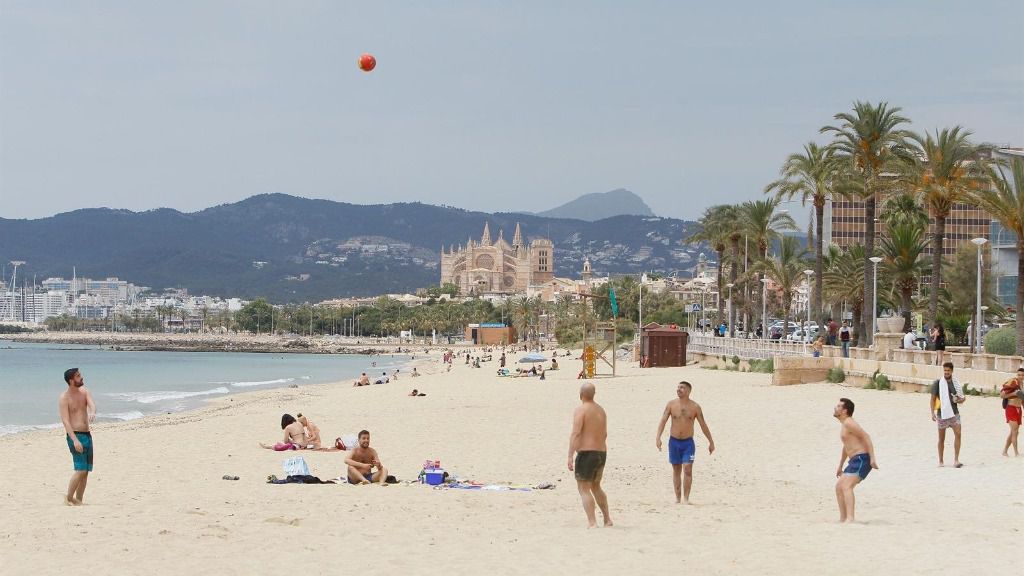 Bañistas en una playa de Palma de Mallorca