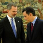 El presidente del Gobierno, Pedro Sánchez y el Rey Felipe VI, momentos después de que Sánchez prometiera su cargo como presidente, en el Palacio de La Zarzuela