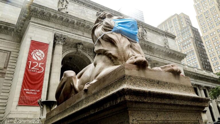 León de la Biblioteca de Nueva York con mascarilla por el coronavirus