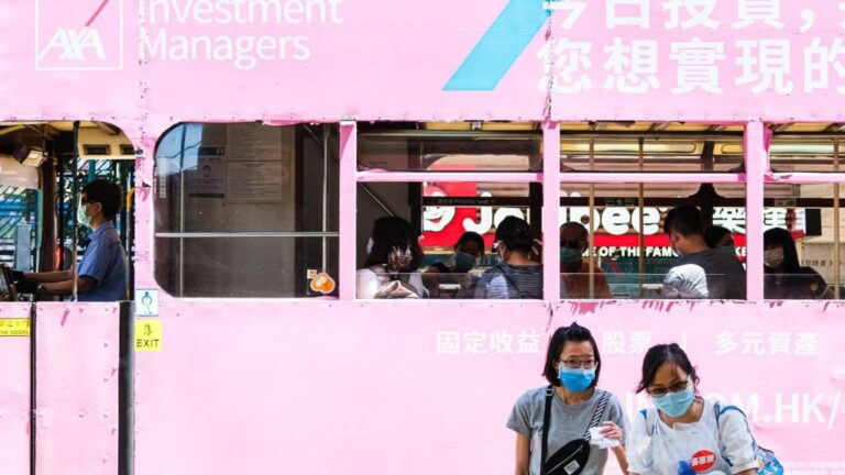 Personas con mascarilla en Hong Kong