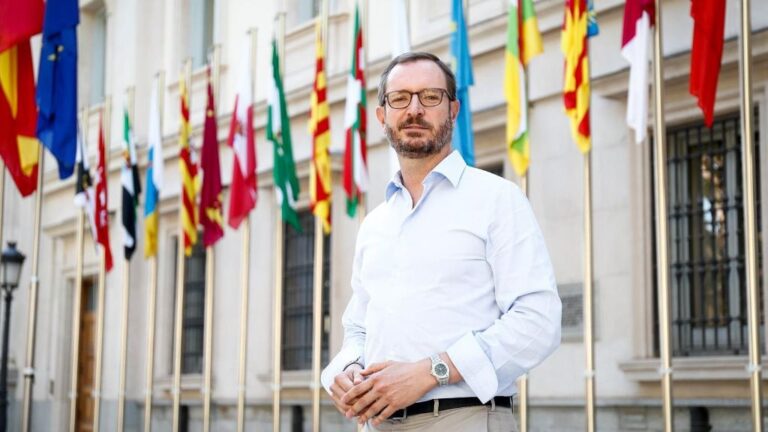 El portavoz del Grupo Popular en el Senado, Javier Maroto, posa tras una entrevista para Europa Press en la Cámara Alta, en Madrid (España)