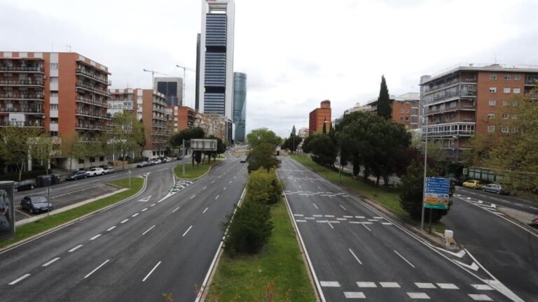 Paseo de la Castellana absolutamente vacío en las inmediaciones de Plaza de Castilla y las Torres Kio.