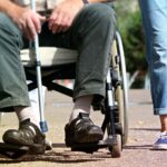 Silla de ruedas anciano dependencia cuidados cuidadora