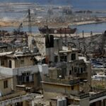 Una vista general de los edificios dañados por las potentes explosiones que sacudieron el puerto de Beirut