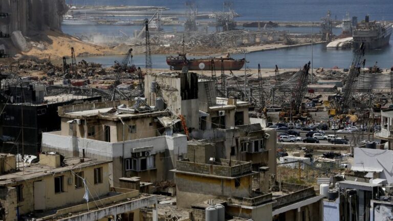 Una vista general de los edificios dañados por las potentes explosiones que sacudieron el puerto de Beirut