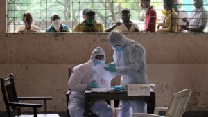 Trabajadores sanitarios con trajes protectores en Bombay