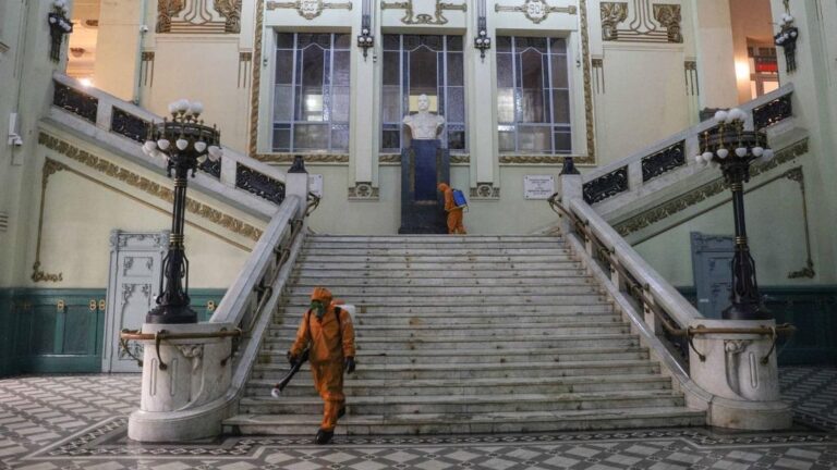 Trabajos de desinfección en una estación ferroviaria de San Petersburgo rusia coronavirus