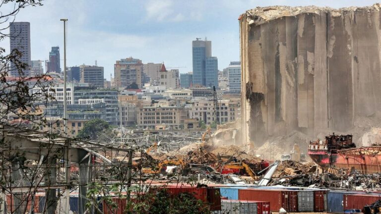 Zona destruida por la explosión en el puerto de Beirut