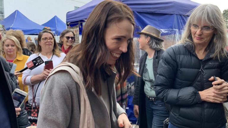 Jacinda Ardern visita un mercado