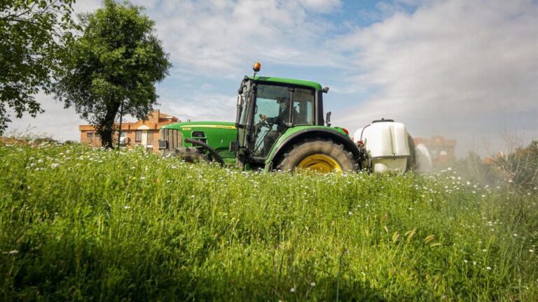 Un agricultor montado en su tractor