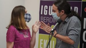 El secretario general de Podemos y vicepresidente del Gobierno, Pablo Iglesias, habla con la candidata a lehendakari de Elkarrekin Podemos-IU, Miren Gorrotxategi