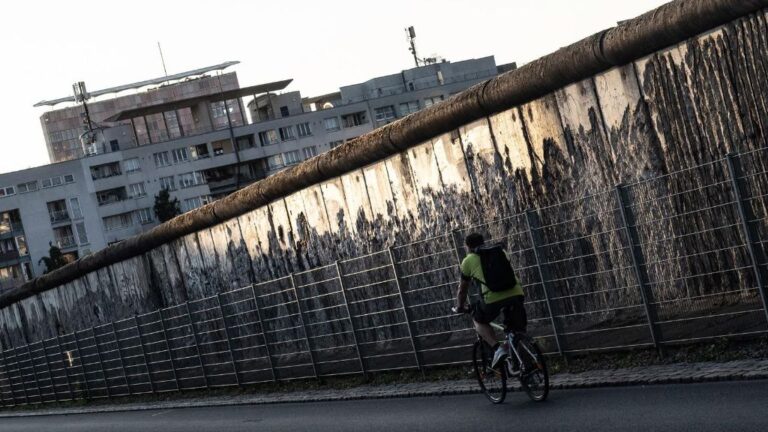 Un ciclista junto a los restos del Muro de Berlín