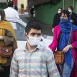 Personas con mascarilla en Teherán
