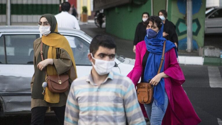 Personas con mascarilla en Teherán