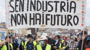 Trabajadores de Alcoa caminan por la calle con una pancarta en la que se lee 'Sen Industria Non Hay Futuro', durante una nueva manifestación en Foz, Lugo, Galicia