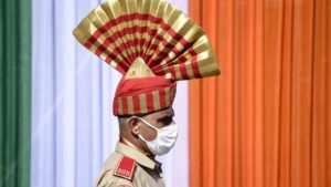 Un policía indio con mascarilla en las celebraciones del Día de la Independencia