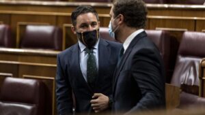 Abascal denuncia la "irresponsabilidad" del PSOE por llenar su bancada del Congreso, pese a las restricciones sanitarias