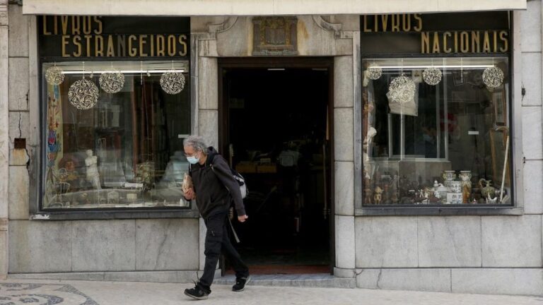 Un hombre con mascarilla en Lisboa