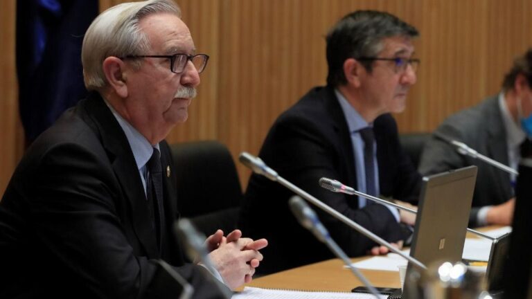 El presidente de la Comisión para la Reconstrucción Social y Económica del Congreso, Patxi López (d), junto al representante de la Organización Médica Colegial, Serafín Romero