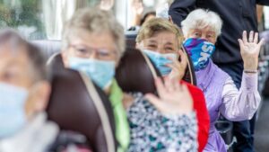 Mujeres con mascarilla en un autobús en Schwerin (Alemania)
