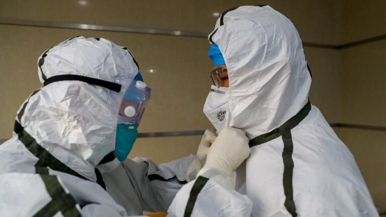 Médicos en un hospital de Wuhan