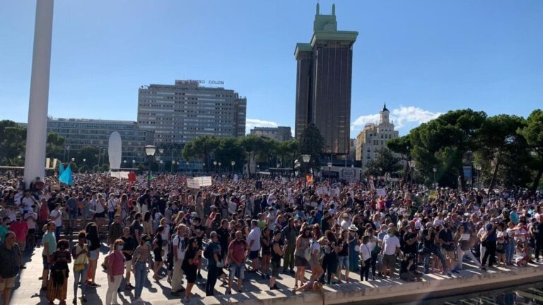 Imagen de los asistentes en la Plaza de Colón durante una manifestación contra el uso obligatorio de mascarilla ante el Covid-19