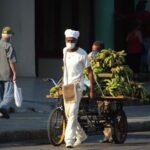 Un vendedor con mascarilla por el coronavirus en una calle de La Habana