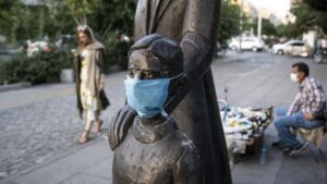 Una escultura con mascarilla en Teherán