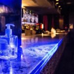 Gel desinfectante en una de las barras de una discoteca de Madrid